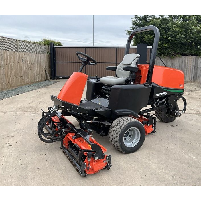 2017 JACOBSEN TR3 TRIPLE CYLINDER TEES RIDE ON LAWN MOWER - ONLY 579 HOURS